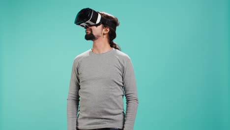 Aufgeregter-Technikfan-Mit-Virtual-Reality-Brille,-Der-Sich-Umschaut