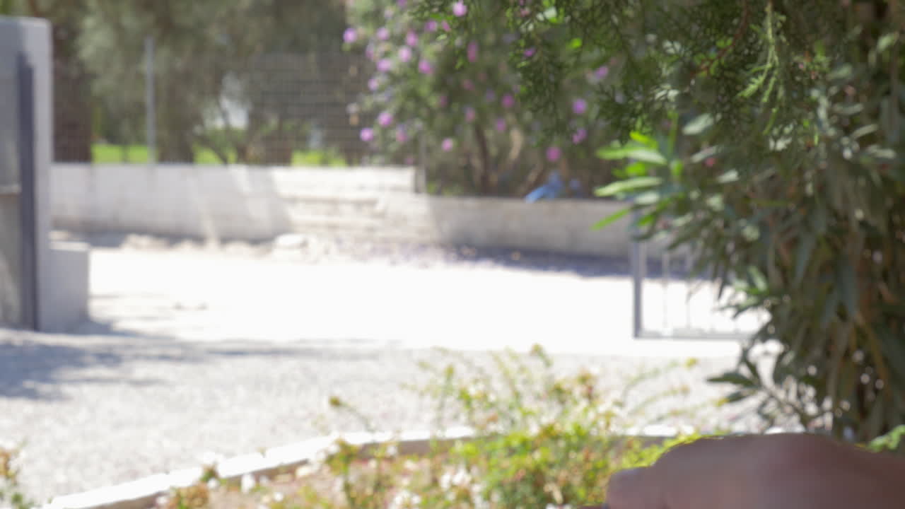 패널 제어로 게이트를 닫는 사람