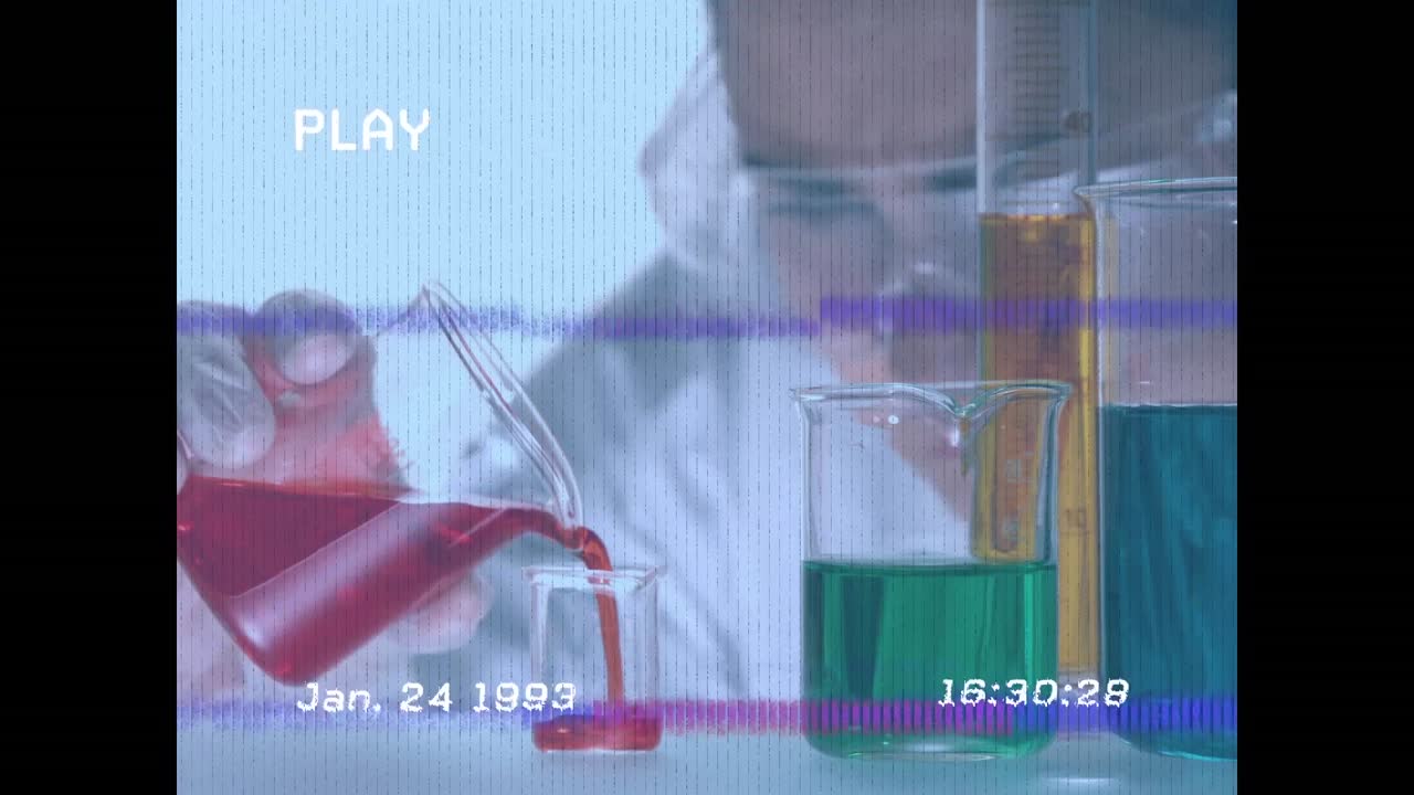 animación de la pantalla con un error sobre un hombre biracial vertiendo reactivo en el vidrio