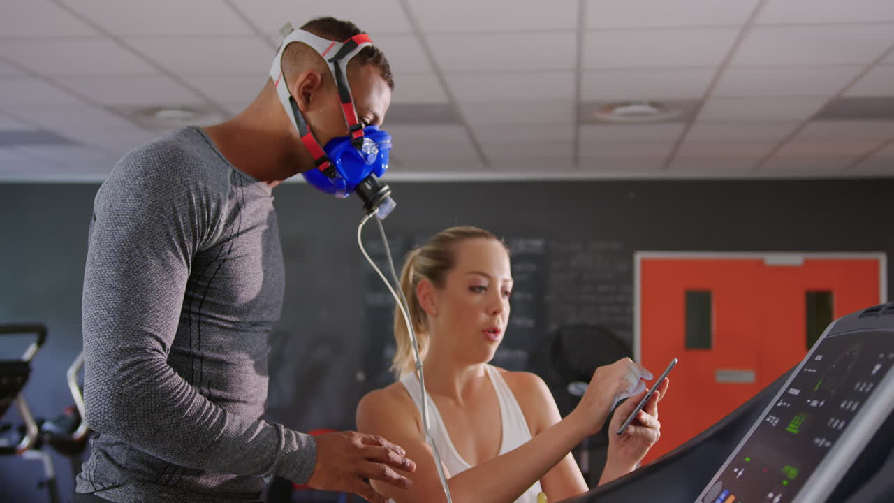 corredor que utiliza un analizador de gases metabólicos