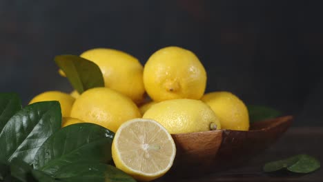 limones con hojas y vapor fresco.