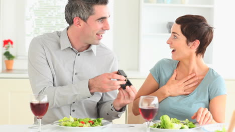 Man-proposing-to-his-girlfriend