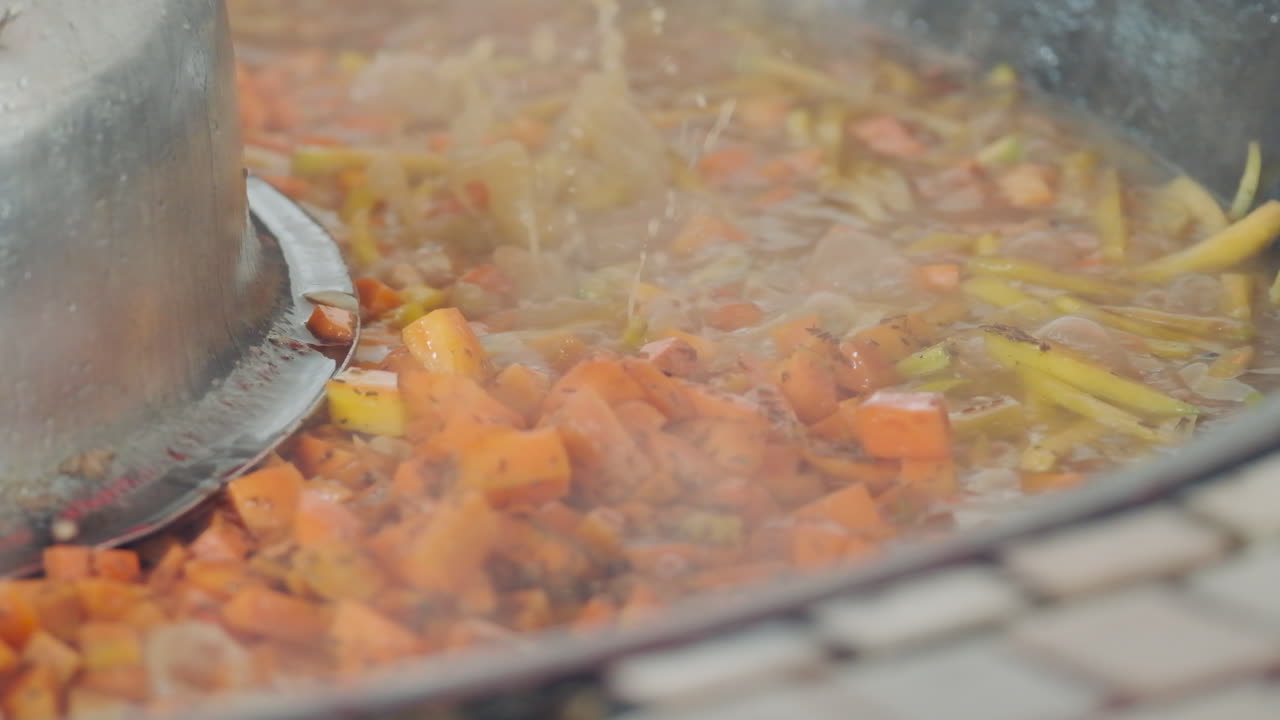 freír coloridos alimentos tradicionales de uzbekistán en receta de metal