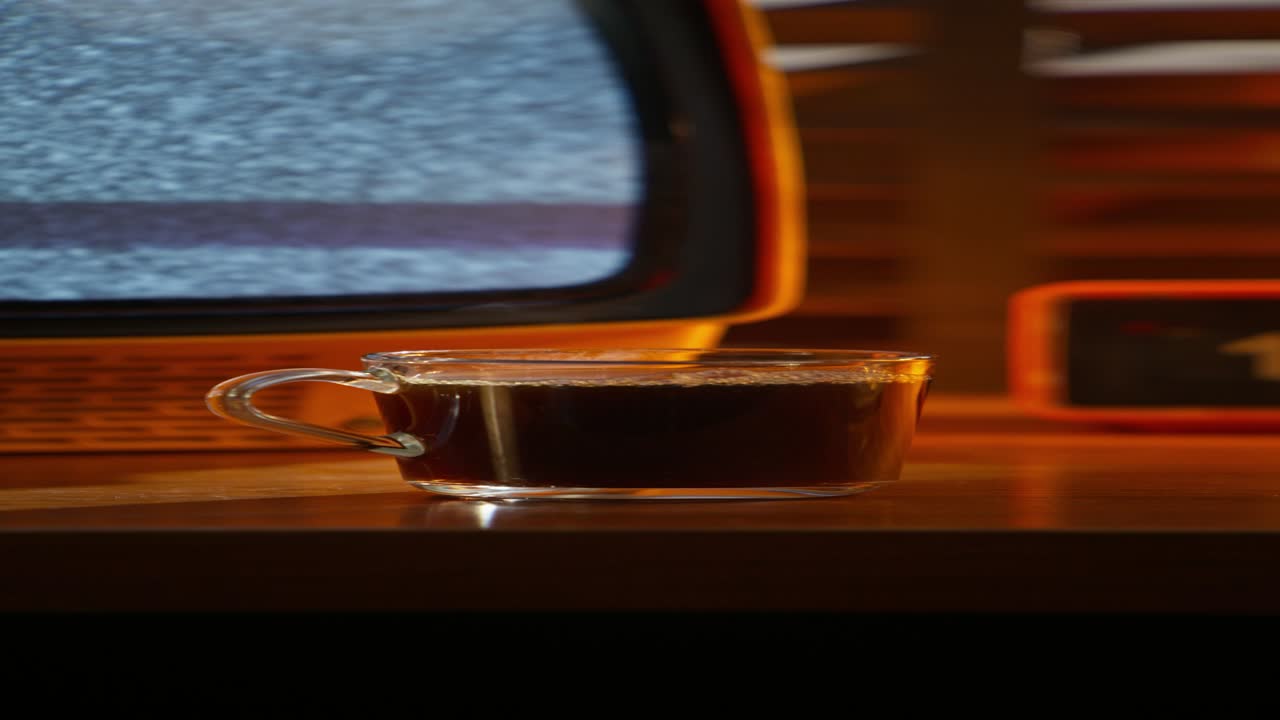 커피와 오래된 tv