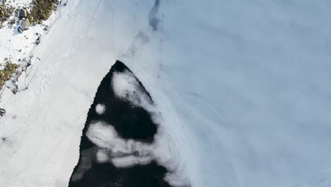 Imágenes-Aéreas-De-Drones-Que-Vuelan-Sobre-Hermosas-Formaciones-De-Hielo-Y-Una-Isla-En-Un-Lago-De-Montaña-Congelado-Con-Rocas-Dispersas-Y-Rocas-Congeladas-En-El-Hielo