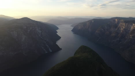 Disparo-De-Dron-Volando-Hacia-Beitelen-Y-El-Punto-Donde-Se-Encuentran-El-Aurlandsfjord-Y-El-Nærøyfjord