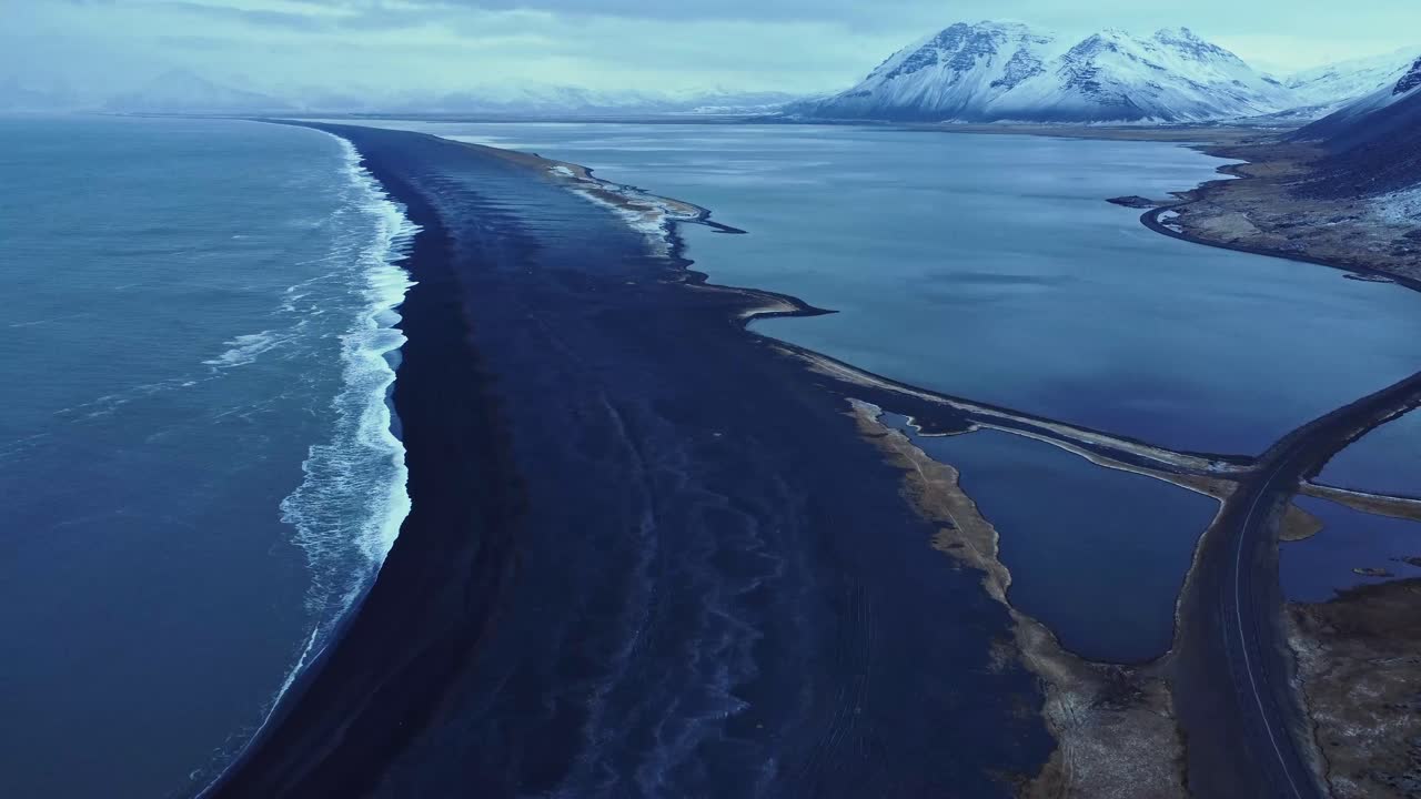 저녁에 폭풍이 불고 있는 바다 해안