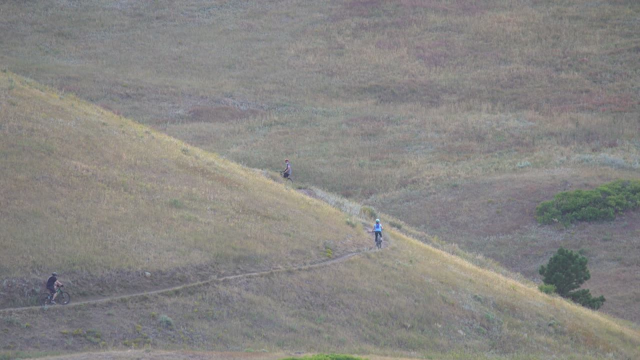 콜로라도 산에서 자전거 타는 사람