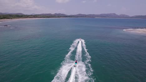 Siente-La-Brisa-Del-Mar-Y-La-Adrenalina-Mientras-Navegas-En-Moto-Acuática-Por-Las-Aguas-Costeras,-Una-Emocionante-Aventura-Junto-Al-Mar.