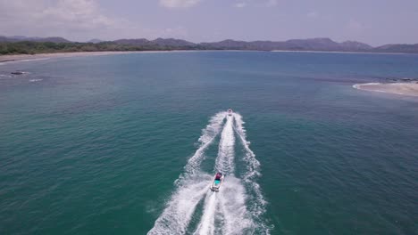 sienten la brisa del océano y la adrenalina mientras hacen jet ski a lo largo de las aguas costeras, una emocionante aventura en la orilla del mar