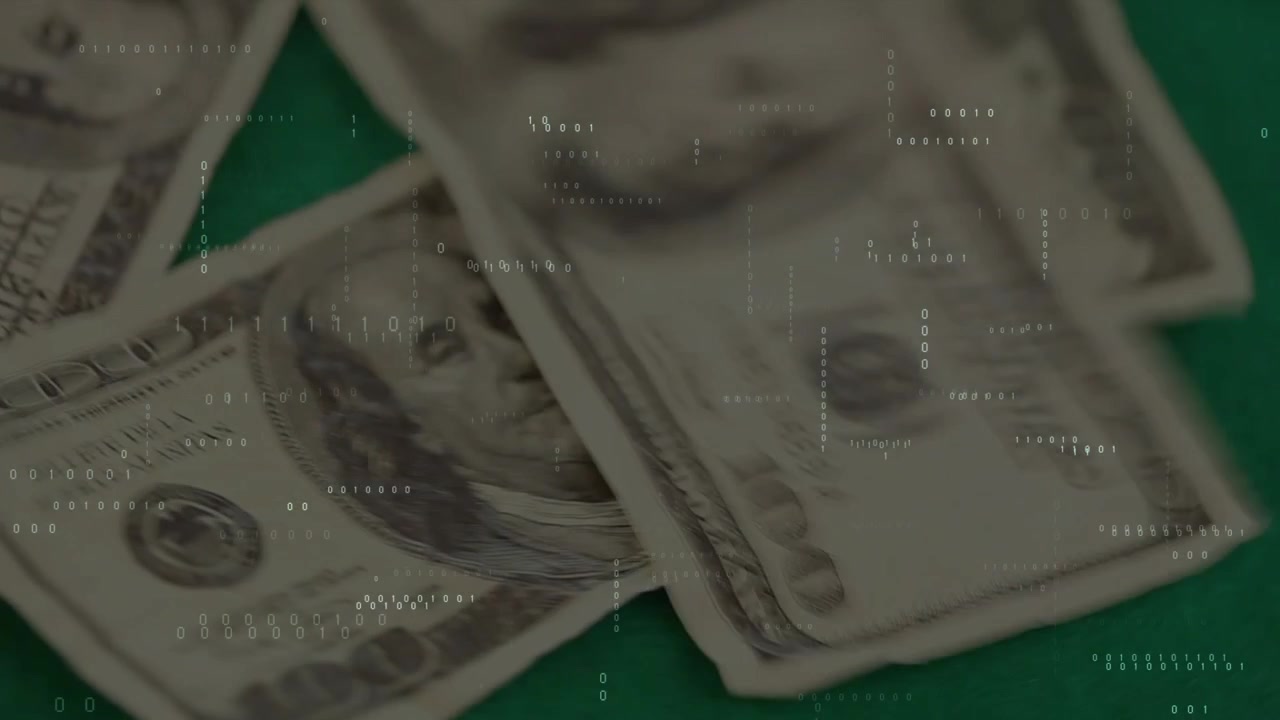 Mano parziale che posiziona banconote da 100 dollari, sventagliandole, con zoom, fiches che formano una pila sul panno, sovrapposizione binaria