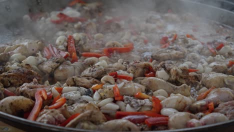 alas de pollo fritas chisporrotean en una sartén, llenando la cocina con un aroma salado