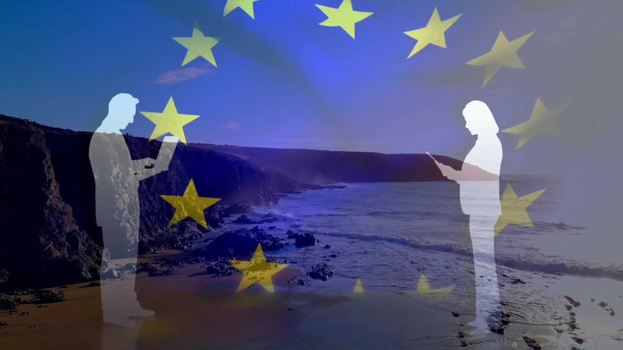 Sovrapposizione della bandiera dell'UE che inizia a sventolare, stelle che fluttuano, due sagome sulla costa che leggono per una revisione congiunta.