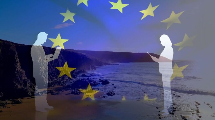 Sovrapposizione della bandiera dell'UE che inizia a sventolare, stelle che fluttuano, due sagome sulla costa che leggono per una revisione congiunta.