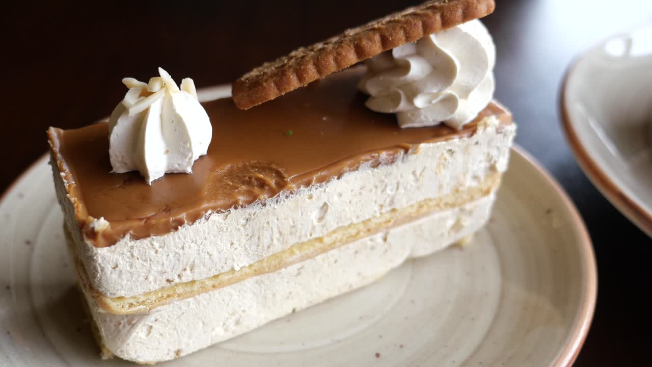 deliciosa rebanada de pastel de caramelo
