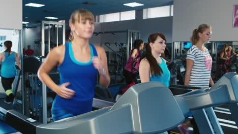 Woman-trains-in-the-gym-as-other-people-train-in-the-background-3