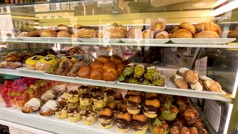 pasteles y postres variados en una exhibición de panadería