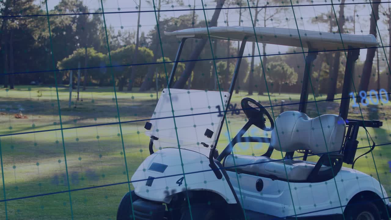 Golfistas em carrinho com sobreposição de animação de processamento de dados em campo ensolarado