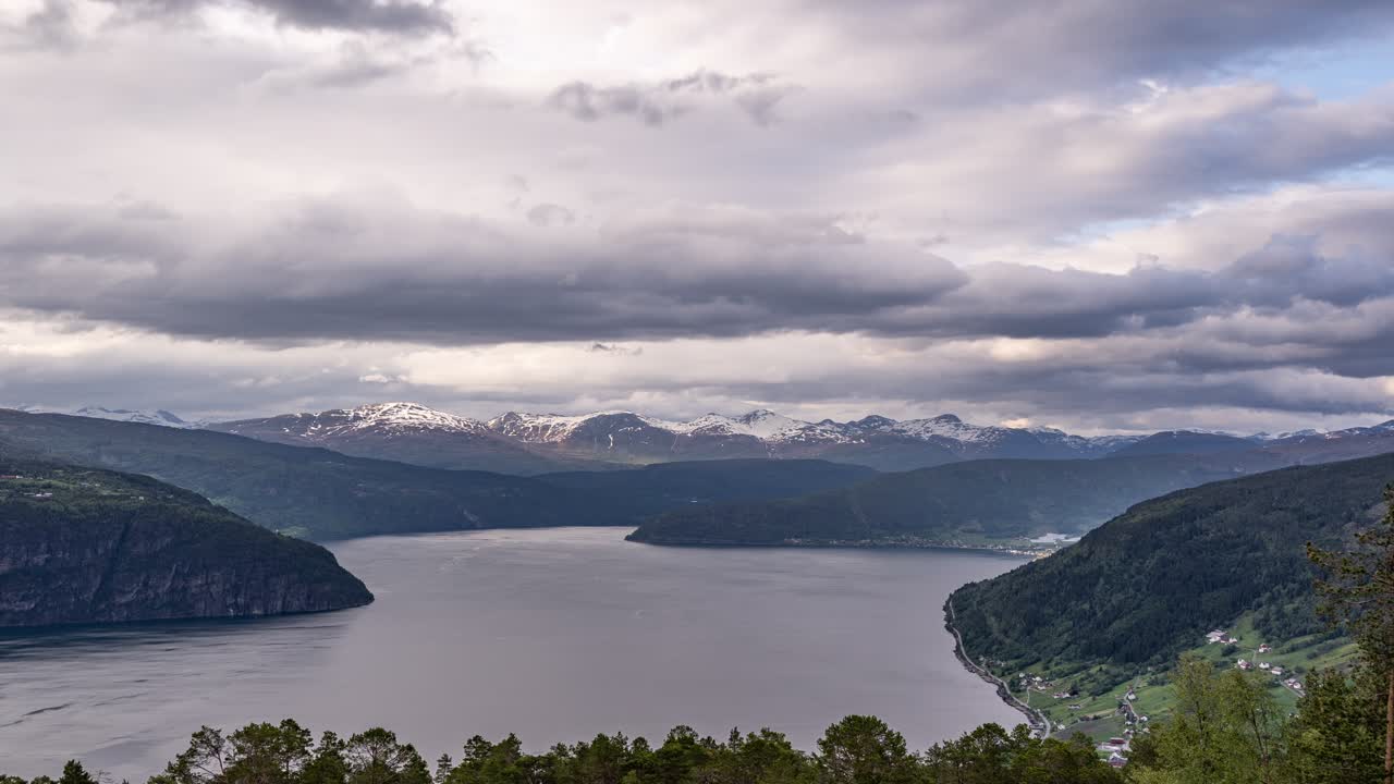 Timelapse awan yang melintasi Fjord Innvik