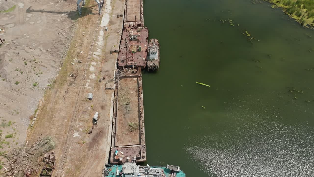 강에 위치한 조선소는 소비에트 연방 시절부터 모든 것이 이미 녹슬어 오랫동안 비어있었습니다.