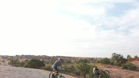 Dos-Hombres-Atléticos-En-Bicicleta-De-Montaña-En-El-Desierto