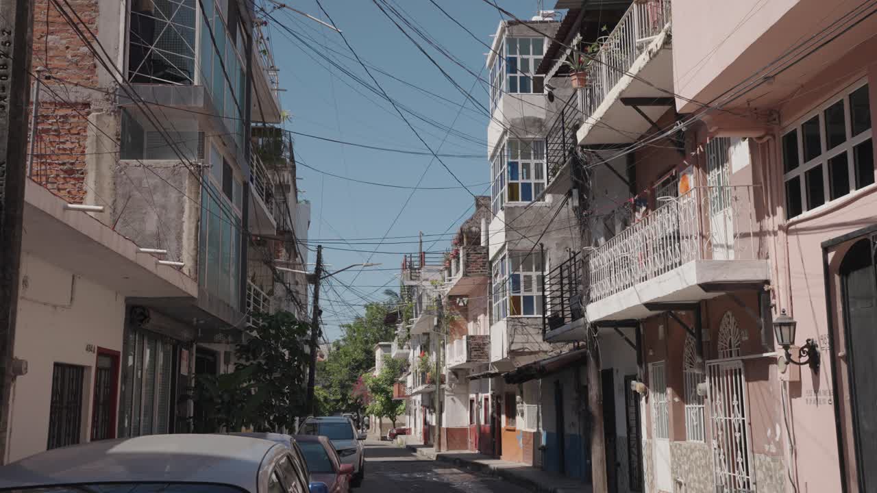 Escena callejera con edificios y coches