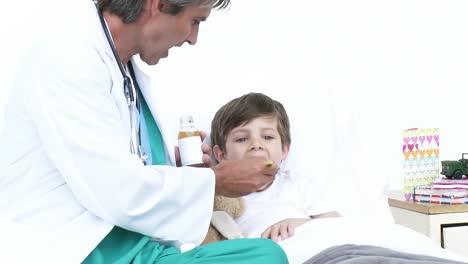 médico masculino maduro dando medicina a su paciente