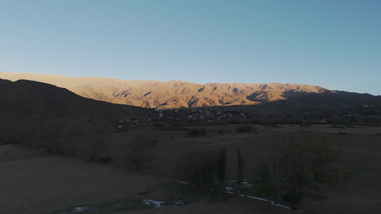 дронный полет в удивительные горы во время захода солнца, таффи дель валье, провинция тукуман, аргентина, копировать пространство