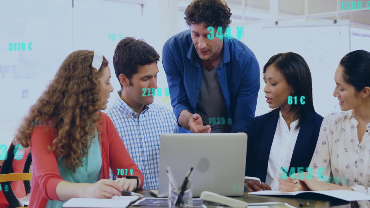 animación del procesamiento de datos y la moneda sobre diversos colegas discutiendo el trabajo