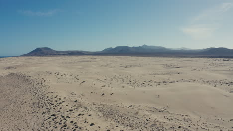 Tiro-De-Drone-De-Un-Desierto-En-Fuerteventura