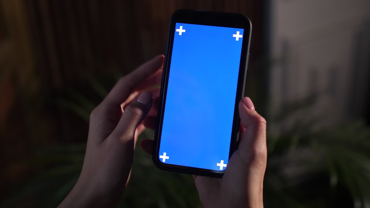 tocando, haciendo zoom, tocando y deslizando en la pantalla del teléfono inteligente con la tecla de croma azul.