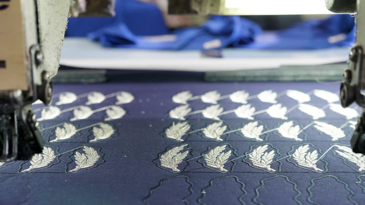 máquina de coser moderna automática bordador un logotipo en la tela