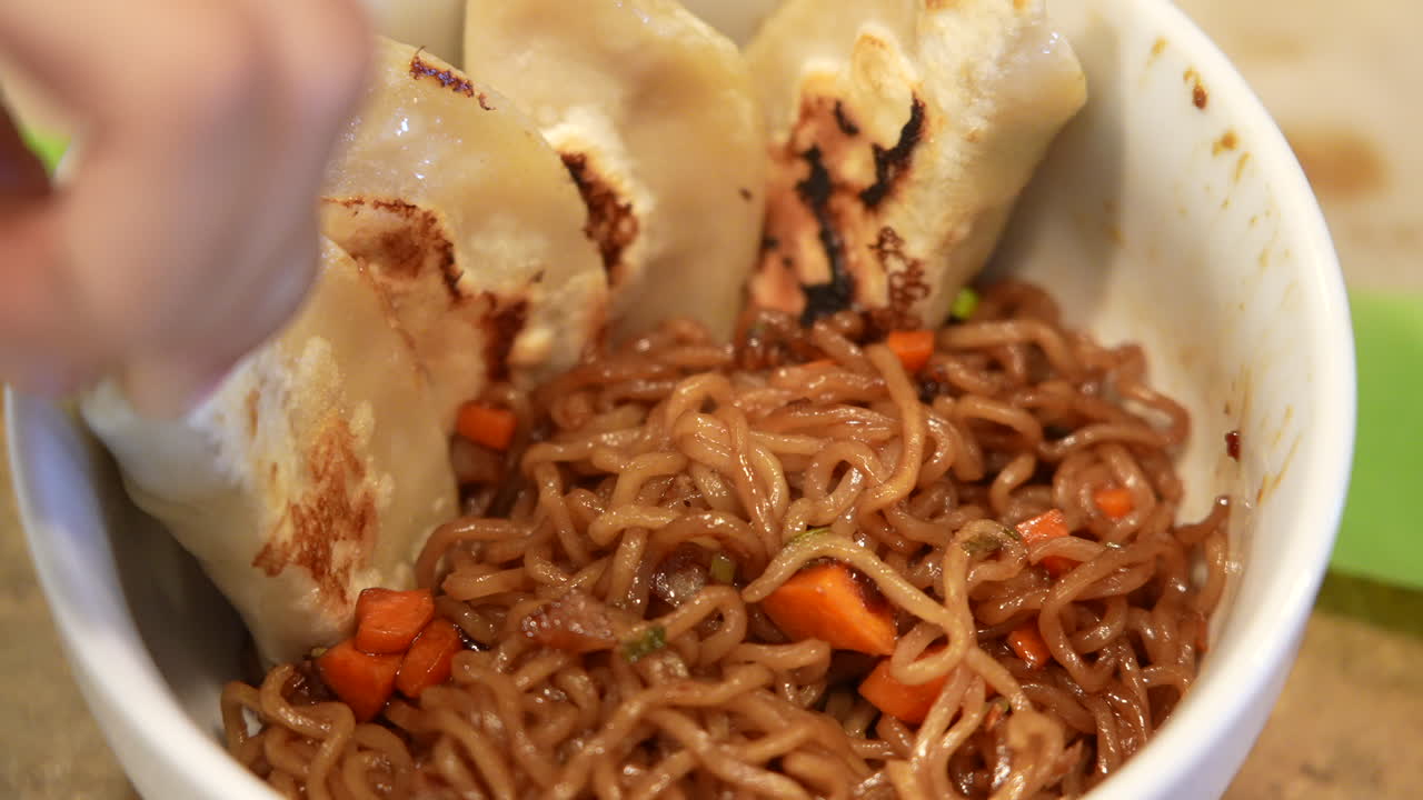 라멘 누들 그과 함께 일본 이나 기오자 (gyoza) 를 는 것