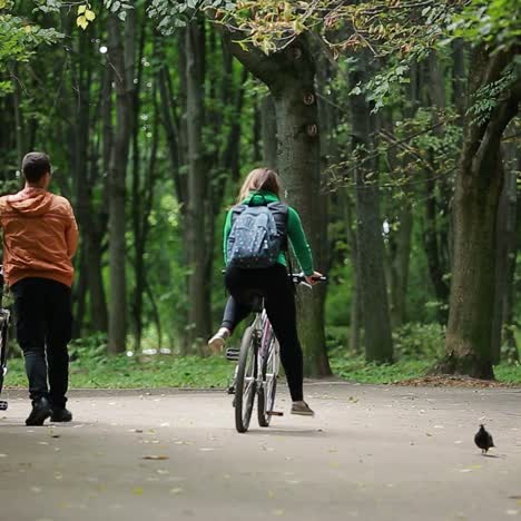 pareja montando bicicletas