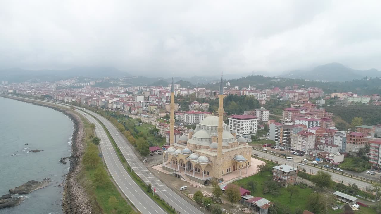 Türkiye'de Giresun ili manzarası ve Sarayburnu Camii'nin havadan görünümü.