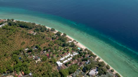 Blick-Aus-Der-Luft-Auf-Das-Ufer-Des-Strandes-Von-Gili-Trawangan-Mit-Türkisfarbenem-Wasser-Und-Weißem-Sand,-Indonesien