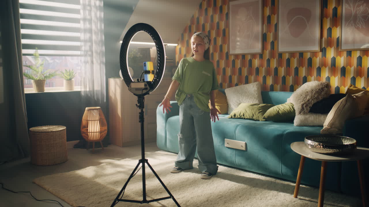 adolescentes bailando y transmitiendo en las redes sociales