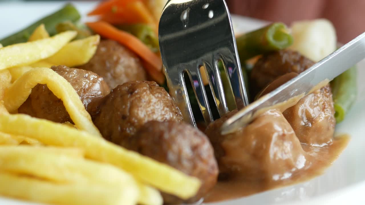 소스, 감자 김 및 채소와 함께 고기 어리