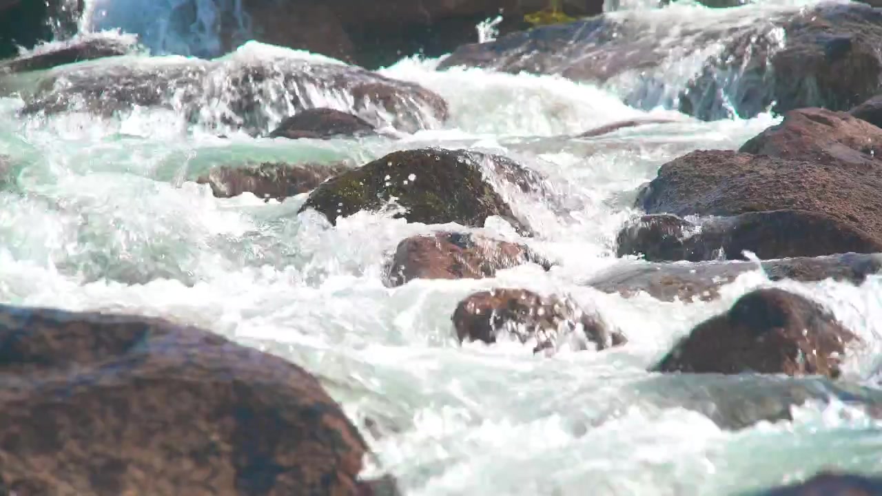 Acqua limpida che scorre sulle rocce in un ruscello di montagna