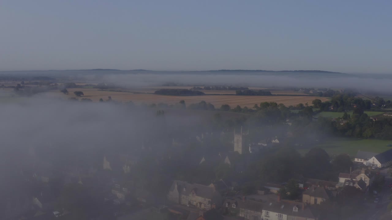 드론 샷 안개 05에서 islip 교회 궤도