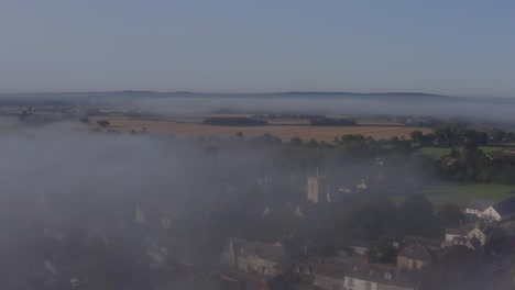 Drohnenschuss-Umkreist-Inselkirche-Im-Nebel-05