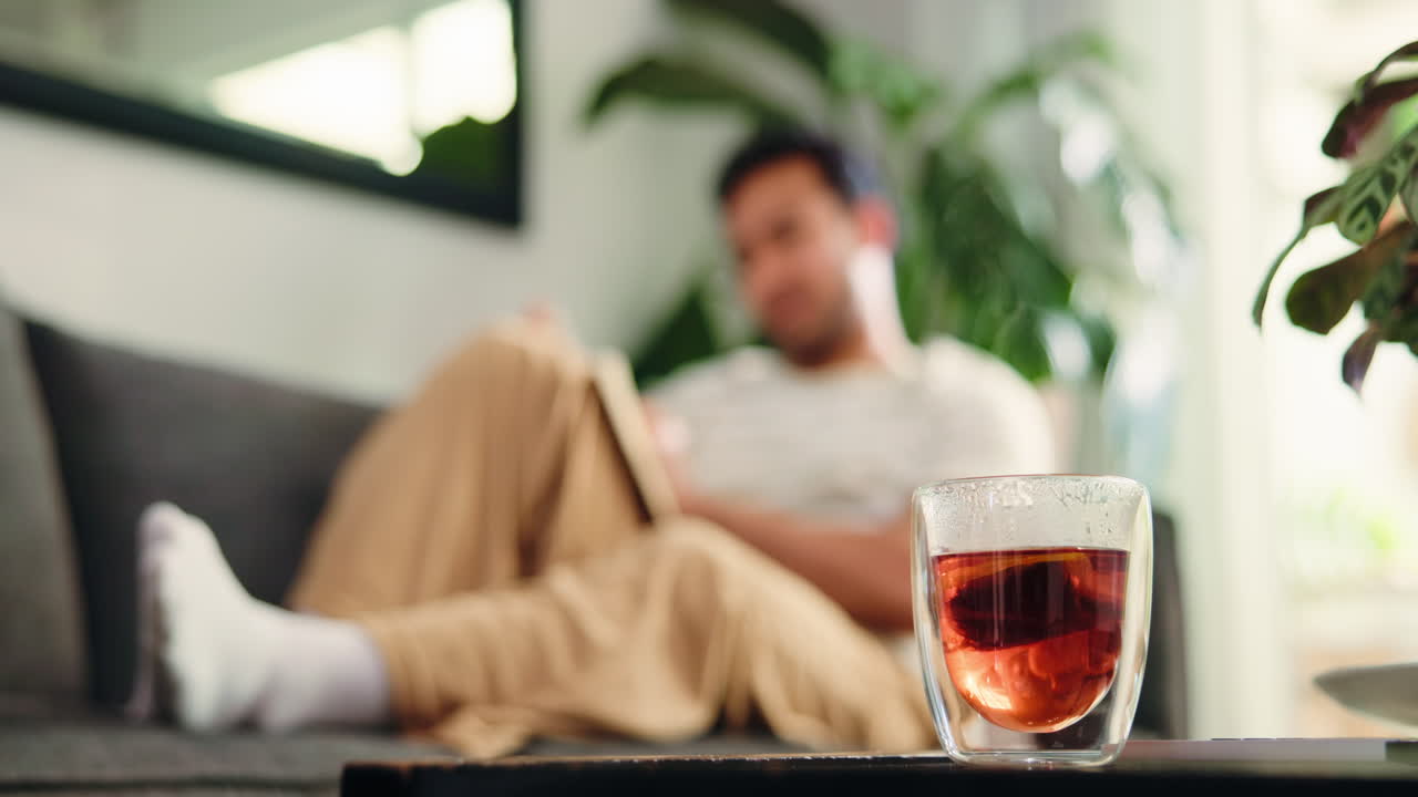 Momento accogliente con tè fumante e uomo che si rilassa a casa