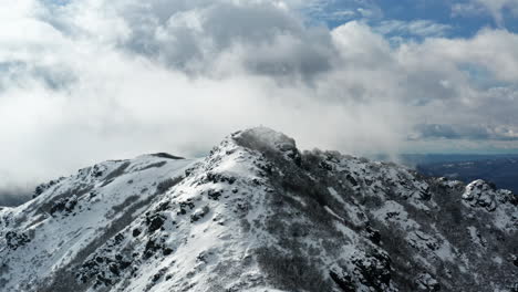 Dramatischer-Zeitraffer-Von-Sich-Bewegenden-Kumuluswolken-Vor-Einem-Strahlend-Blauen-Himmel