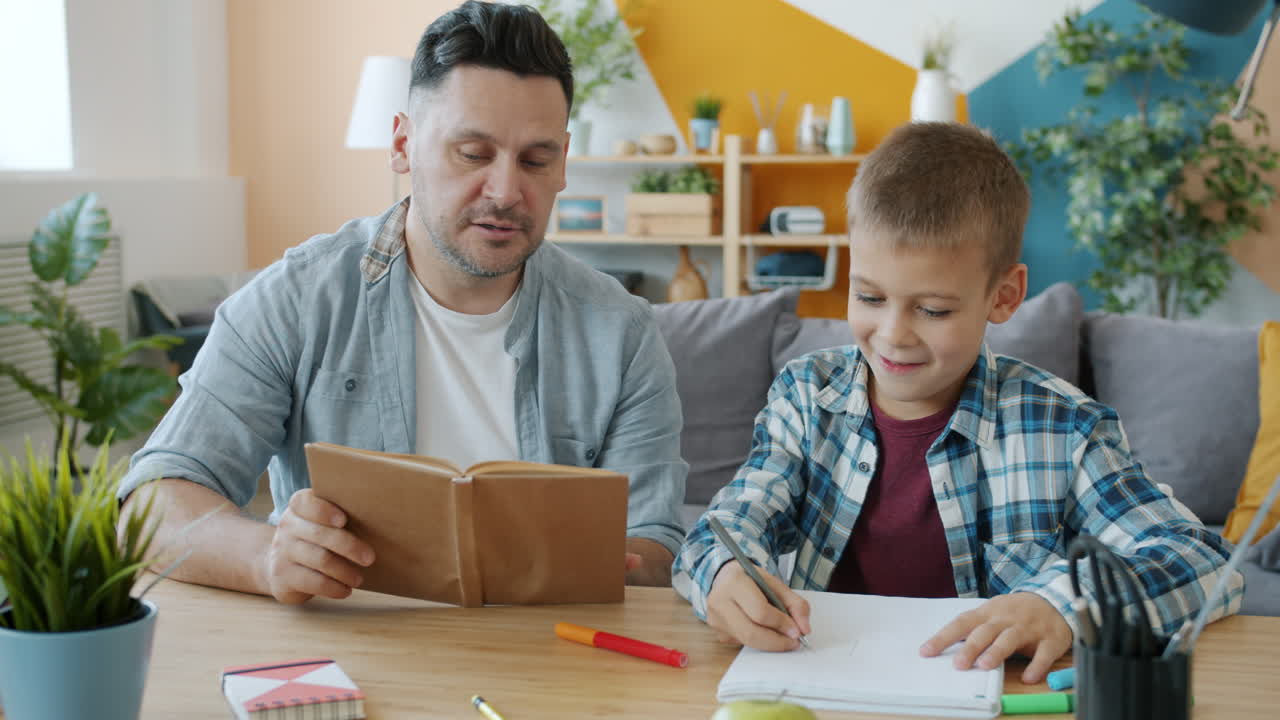 padre ayudando a su hijo con la tarea