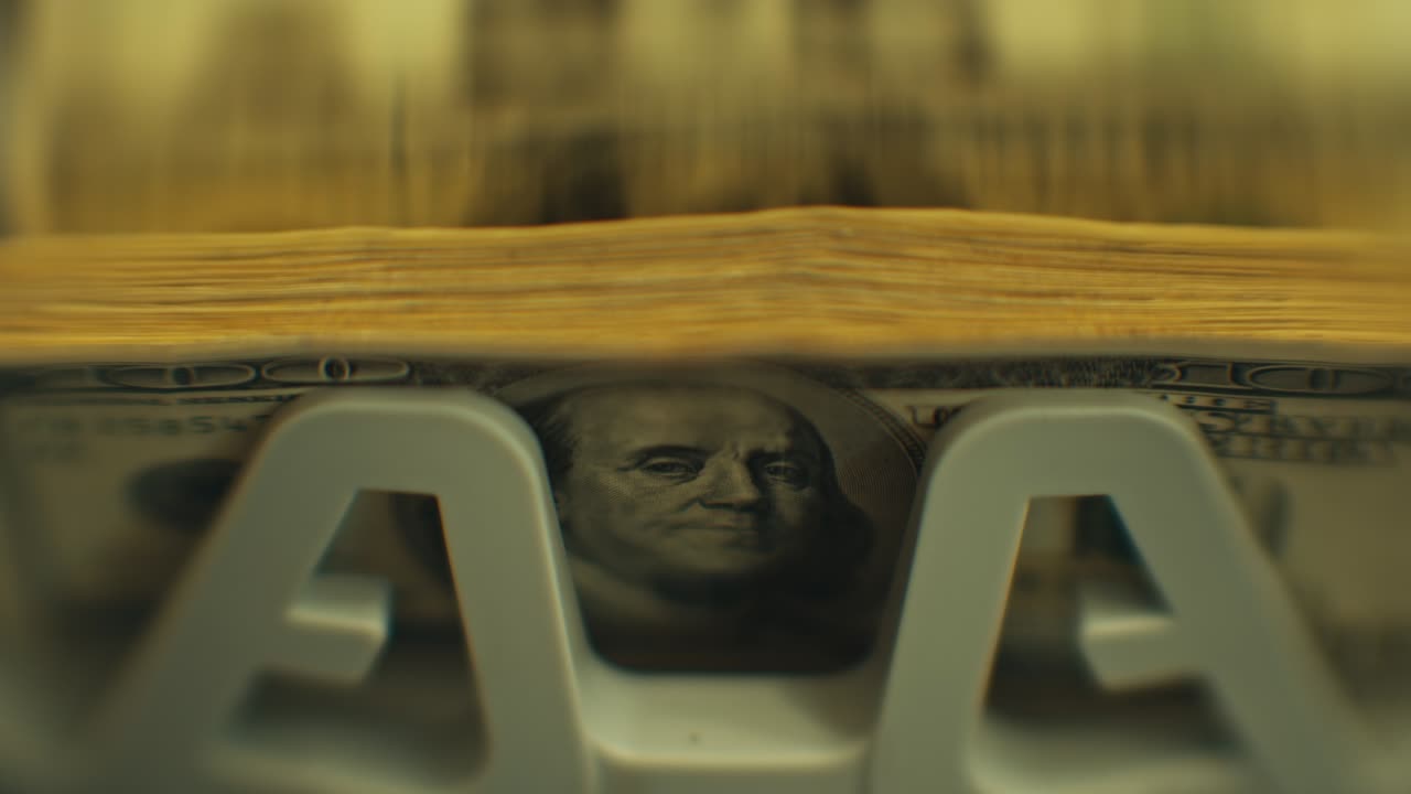 cambio de moneda de cien dólares