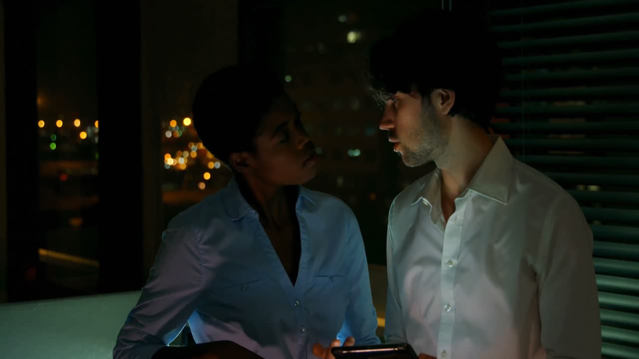 디지털 태블릿 4k를 통해 논의하는 비즈니스 동료들