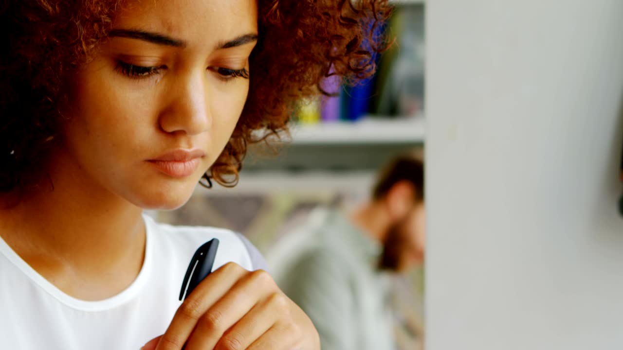 un'architetto donna che scrive un biglietto in ufficio 4k