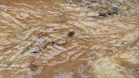 Bergquellwasserstrom,-Der-Riesige-Sandsteinfelsen-Mit-Grünem-Moos,-Algen-Und-Grünen-Pflanzen-Hinunterfließt---Kristallklares-Trinkwasser,-Meditation,-Ruhige-Und-Friedliche-Beruhigung-Der-Natur-Im-Freien