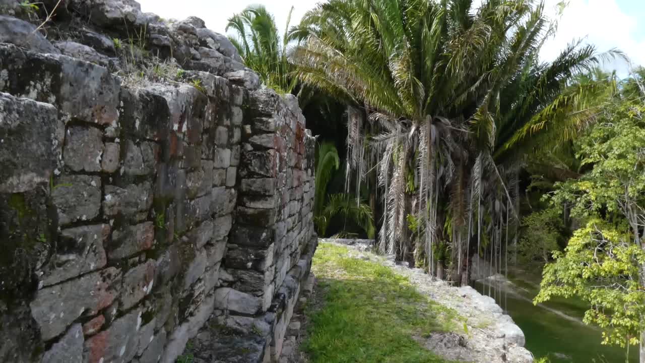 paredes en la parte superior del templo del rey en el sitio maya de kohunlich - quintana roo, méxico