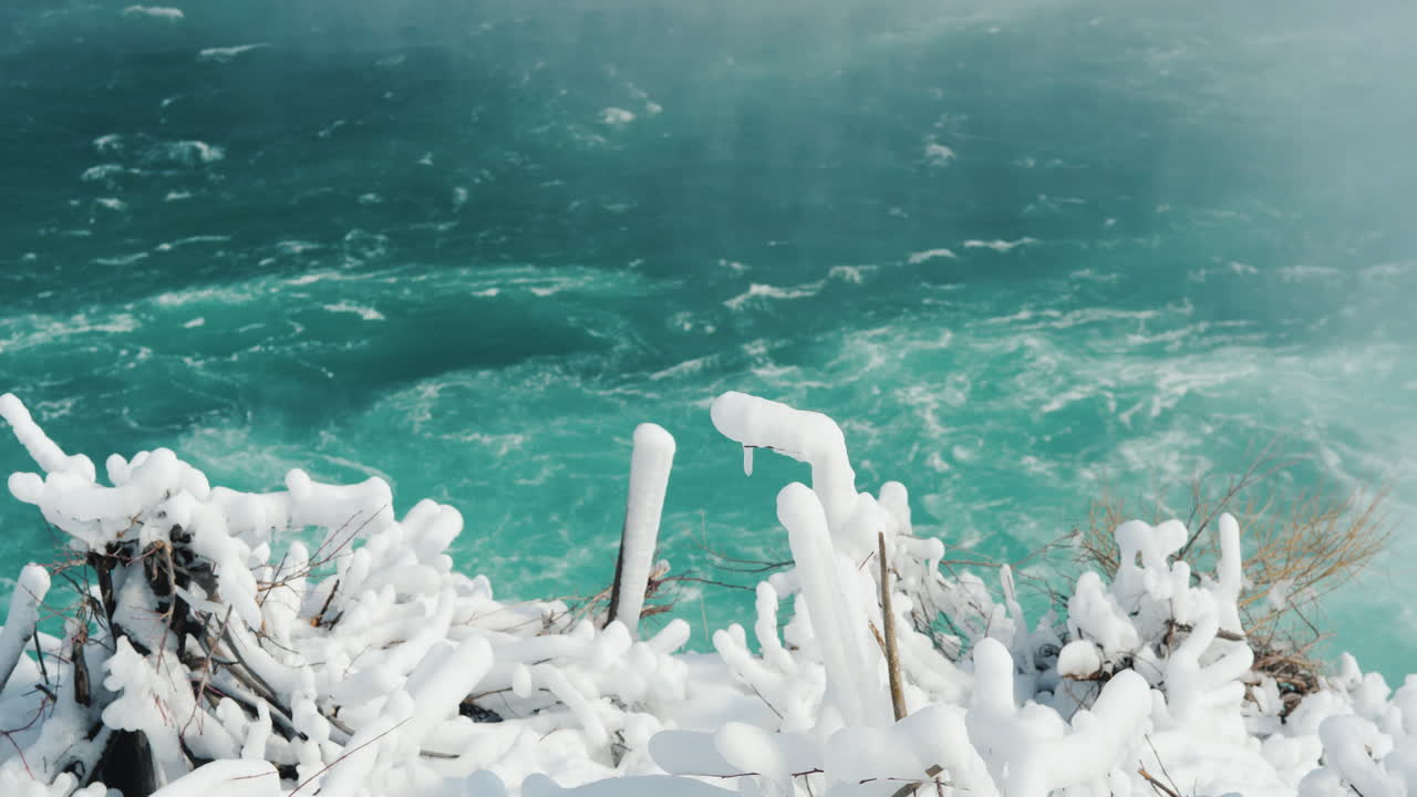 얼음과 눈으로 얼어붙은 나이아가라 폭포의 겨울 19